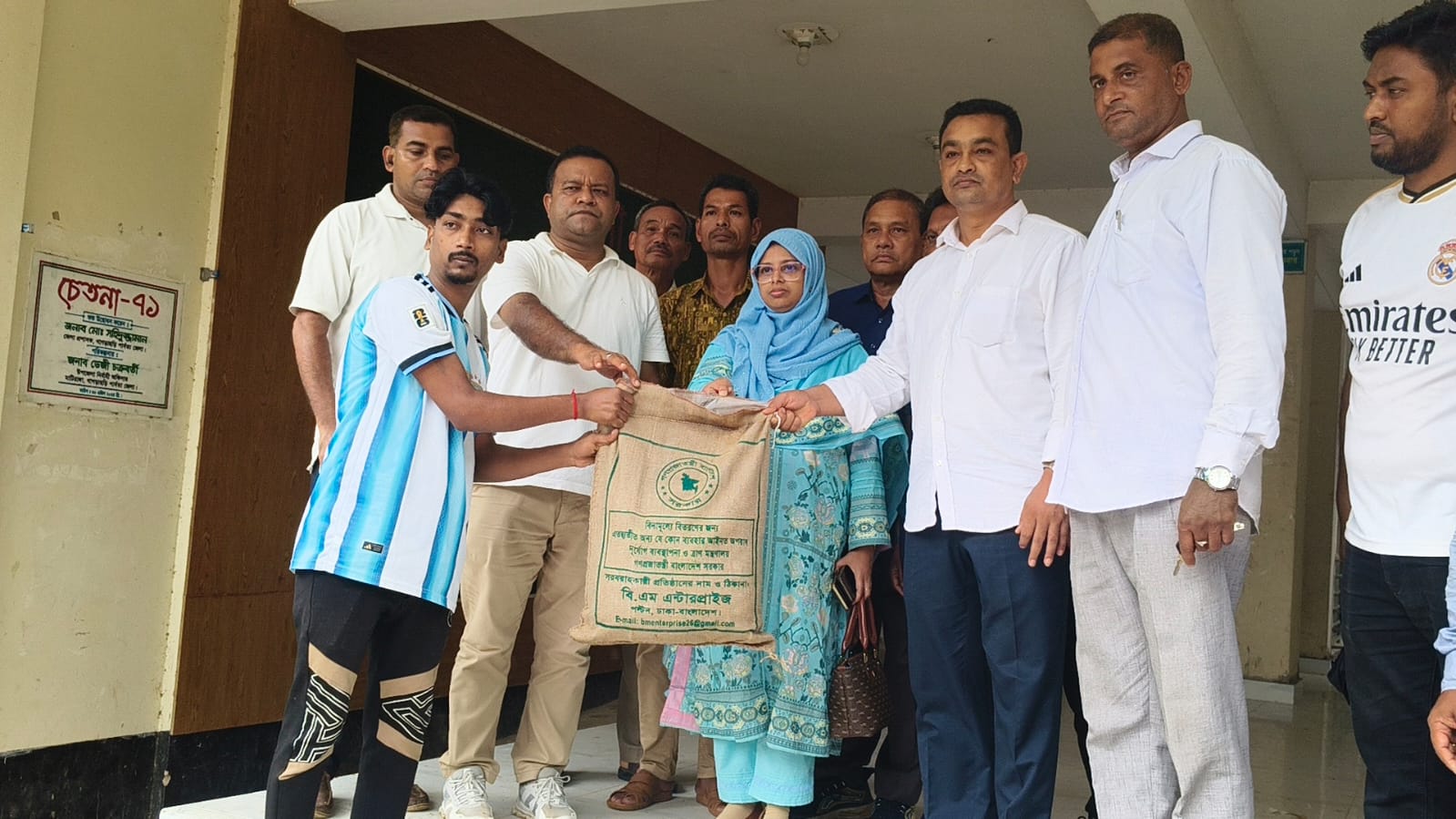 মাটিরাঙ্গায় নদীগর্ভে বিলীন বসতঘর , প্রশাসনের ত্রাণ বিতরণ